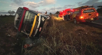 Ônibus tomba e deixa seis feridos em Teresina de Goiás